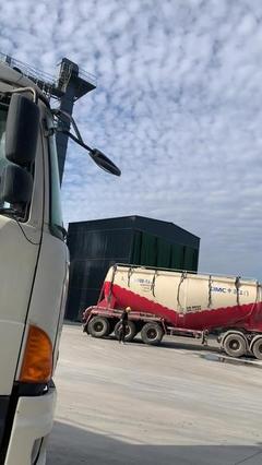 PO425散裝水泥水泥車汽車銷售 高效運(yùn)輸與市場機(jī)遇